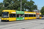 07. August 2008, Dresden, Straßenbahnzug der Linie 12 an der Haltestelle Wintergartenstraße. Bei diesem 7-teiligen Gelenktriebwagen NGT8DD befindet sich in den kurzen Wagenteilen jeweils ein zweiachsiges Fahrgestell. Die längeren Teile sind dazwischen aufgehängt.