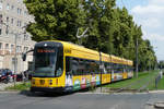 15. Juni 2009, Dresden. Straßenbahn des in Bautzen gebauten Typs NGT12DD an der St.Petersburger Straße zwischen Wiener Platz und Georgplatz. Die 5-teiligen Züge mit den 28er Nummern besitzen in den langen Wagenteilen 2 zweiachsige Drehgestelle. Die kurzen Teile sind dazwischen gehängt.