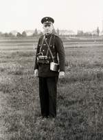 Im November 1933 bekam mein Vater nach langer Arbeitslosigkeit einen  Job  als Schaffner bei der Dresdner Straßenbahn.