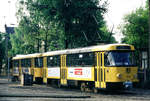 13. Mai 1992, Dresden: Ein TATRA-Zug mit Tw 222 448 und einem Beiwagen an der Endhaltestelle Kleinzschachwitz. In der Holzkiste befindet sich Sand zum auffüllen der Bremsanlage.