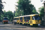 14. Mai 1992. Dresden, Straßenbahn-Endpunkt Kleinzschachwitz.  Zwei Tatra-Straßenbahnzüge haben Wendepause: Tw 222 341 der Linie 9 nach Friedrichstadt noch im traditionellen Rot. Der Vordere schon in den Dresdner Stadtfarben lackiert und für TURA-Fotoprodukten werbend, bedient die Linie 14 mit Ziel Straßenbahnhof Walterstraße. In der oberen rechten Bildecke sind die Schalter der damals verwendeten Signalanlagen zu sehen.