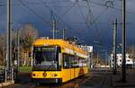 NGT 6 DD 2525 im Einsatz auf der Linie 10 am Wiener Platz kurz vor der Haltestelle Hauptbahnhof.