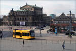 Gelbe Bahn vor der Semperoper -     NGT D8DD 2624 auf der Linie 8 nach Hellerau zwischen Theaterplatz und Augustusbrücke.