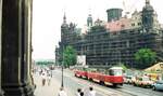 Straßenbahn Dresden__Tatra-Zug vor dem Residenzschloß__05-1990