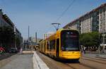 Dresden: NGTDXDD 2909 der Linie 9 nach Laubegast kurz vor Haltestelle Altmarkt. (08.06.2026)