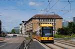 Dresden: NGT6DD 2516 erreicht als Linie 10 nach Striesen die Haltestelle Gret Paluccia Stra�e. (08.06.2026)