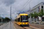 Dresden: Der Zweirichtungswagen 2591 der Type NGT6DD erreicht als Linie 10 vom Messegel�nde kommend die Haltestelle Wiener Platz - Hauptbahnhof. (12.06.2026)