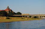 Dresden: Eine bereits historische Aufnahme vom 06.06.2018 zeigt ein T4D-MT - Tandem der Linie 8 beim �berqueren der Carolabr�cke. W�hrend die Tatrawagen der Reihe T4D-MT im Juni 2023 endg�ltig aus dem Planverkehr abgezogen wurden, st�rzte am 11.09.2024 ein Tragwerk der Carolabr�cke ein, der verbliebene Rest der Br�cke mu�te dann im darauffolgenden Jahr abgetragen werden.