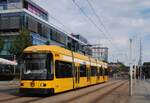 Dresden: Der Zweirichtungstriebwagen 2582 der Type NGT6DD als Linie 10 verl��t auf der Fahrt zur Messe Dresden die Haltestelle Hauptbahnhof/ Wiener Platz.