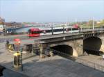 Eine Straenbahn Typ NGTD8DD der DVB mit Sparkassen-Werbung  S-Mobil Finanzen Versicherungen Vorsorge  auf der Augustusbrcke; Dresden, 29.10.2007  