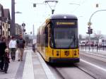 DRESDEN, 19.09.2006, Straßenbahnlinie 1 bei der Einfahrt in die Haltestelle Flügelweg