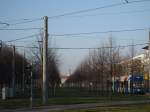 Die Bahn is bissl klein auf dem Bild, aber dafr erkennt man  die grozgig angelegte Straenbahntrasse, mit Blick auf die Frauenkirche in der Mitte.