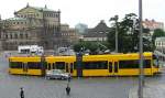 TW 2621 - NGT D 8 DD - vom Theaterplatz kommend 
Richtung Augustusbrcke.
August 2008.Leider hat sich ein  Fremdkrper 
vor den Triebwagen gemogelt.