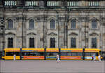 Passt genau -    Straßenbahn am Theaterplatz vor der Hofkirche in Dresden.