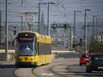 Bahn-Parallele - Ein NGTD8DD eilt auf Linie 6 in Richtung Wlfnitz ber die Marienbrcke (07.11.2009).