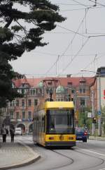 Niederflurgelenktriebwagen NGT 6 DD kurz vor der Haltestelle Jngststrasse