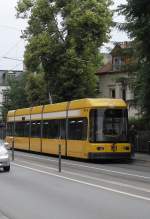 Niederflurgelenktriebwagen NGT 6 DD an der Haltestelle Jngststrasse