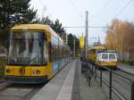 Endpunkt Dresden Zschertnitz, 3 verschiedene DVB-Fahrzeuge (links Stadtbahnwg. NGT6DD, rechts Tatra Schienenschleifwagen und Transporter) 16.11.09