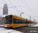 Fremdgeher - Auf Linie 3 fhrt NGTD12DD mit Werbung fr die nach Pennrich verlngerte Linie 7 ber den Georgplatz nach Coschtz (02.01.2010).