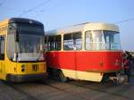 Hhepunkt des Tages: Am Abend standen die lteste Straenbahn (Wagen 2000) und die neueste Straenbahn (Wagen 2843) zusammen auf der Augustusbrcke zur Staffelstabbergabe bereit.