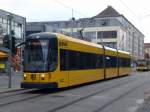 Dresden: Straenbahnlinie 8 nach Hellerau Kiefernweg an der Haltestelle Postplatz.(18.8.2010)