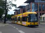 Dresden: Straenbahnlinie 6 nach S-Bahnhof Niedersedlitz an der Haltestelle Johannstadt Augsbuger Strae.(18.8.2010)