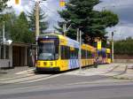 Dresden: Stra�enbahnlinie 11 nach Zschertnitz an der Haltestelle B�hlau Ullersdorfer Platz.(18.8.2010)