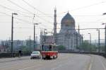 Wie kommt man am schnellsten durch Dresden? Radl? Taxi? Tram? 226 001 am 29.05.10 auf der Marienbrcke