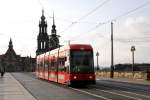 Dresden - DVB/Linie 4 - 2511 auf der Augustusbrcke am 16.11.2008, im Hintergrund das Schlo, die Hofkirche und der Hausmannsturm.