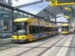 Dresden: Straenbahnlinie 4 nach Laubegast Kronstdter Platz an der Haltestelle Postplatz.(28.7.2011)