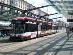 Dresden: Straenbahnlinie 4 nach Weinbhla an der Haltestelle Postplatz.(28.7.2011)