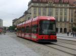 Dresden: Straenbahnlinie 1 nach Leutewitz an der Haltestelle Altmarkt.(1.8.2011)