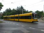 Dresden: Straenbahnlinie 7 nach Weixdorf an der Haltestelle Klotzsche Kthe-Kollwitz-Platz.(29.7.2011)