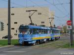 Neben dem neuen Gebude der Synagoge Tatra-Straenbahn 224 290 als Vollwerbetrger fr Lufthansa  Abheben wohin Sie wollen  auf der Linie 8 nach Sdvorstadt - Dresden, 21.04.2006
