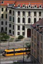 Zwischen den Häusern -     Ein gelbe Straßenbahn in der Wilsdruffer Straße, gesehen vom Dresdener Rathausturm.