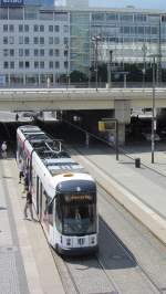 Straenbahn 8 nach Hellerau am Dresdner Hauptbahnhof.(8.8.2012)