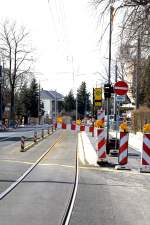 Immer noch kein Ende der Baumanahmen in der Meissner Str. in Radebeul abzusehen.
Bei aktuell -7 Grad macht das warten auf die Tram wenig Spa.
23.03.2013 13:05  Uhr. 