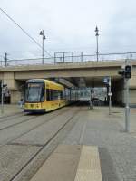Der Wagen Nr. 2831 von der Dresdener Tram macht sich hier auf den Weg nach Coschtz.
Aufgenommen bei der Haltestelle Hauptbahnhof am 09.08.2013.