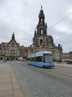 Der Wagen N.2544 von der Straenbahn Dresden fhrt hier auf der Augustusbrcke in Dresden.