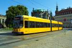 Niederflurgelenktriebwagen 2613 der Dresdner Verkehrsbetriebe AG (DVB) fhrt am 27.8.2013 in Dresden  am Zwinger vorbei (Postplatz/ Sophienstrae), hier als Linie 8 - Sdvorstadt.