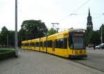 Beliebte Fotostelle.
Tw. 2841 auf der Linie 7,
nach Weixdorf,beim Erreichen 
des Albertplatzes.
Gesehen am 23.08.2013.