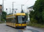 Eisenbahnstraße in Dresden Neustadt: Eine Straßenbahn der Linie E6 macht Pause.