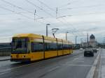 Marienbrücke Dresden: Linie 6 nach Niedersedlitz, im Hintergrund die Yenidze.