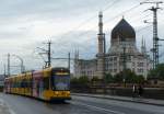Tram der Linie 6 nach Niedersedlitz vor der Yenidze, einer architektonisch einmaligen ehemaligen Zigarettenfabrik im Stil einer Moschee, die heute als Bürogebäude genutzt wird. 29.6.2014, Dresden