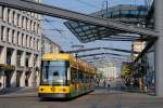 NGT6 DD 2533 verläßt als zum Bahnhof Mitte kurzgeführter Zug der Linie 1 die Haltestelle Postplatz. (12.06.2015)