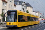 NGTD8DD 2638 wartet an der Haltestelle Ludwig Hartmann Straße auf die Weiterfahrt.