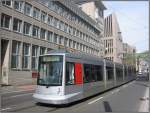 Niederflur-Wagen 2028 (NF10, auch Silderpfeil genannt) am 21.04.2007 auf der Linie 712 in der Kasernen-Str. beim Graf-Adolf-Platz.