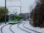 Der Rheinbahn-NF8 2208 hat am 09.12.2017 die Haltestelle Hammer Dorfstraße verlassen und fährt weiter in Richtung Innenstadt