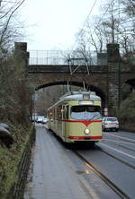 Am 20.02.2016 verkehrten in Düsseldorf letztmalig Straßenbahnen zwischen dem Bilker Bahnhof und dem Wehrhahn, am darauffolgenden Tag nahm die Ost-West-U-Bahn den Betrieb auf. Aus diesem Anlass setzte die Rheinbahn mehrere Museumszüge zwischen Kirchplatz und Gerresheim ein, hier der GT6 2432 mit Beiwagen auf der Ludenberger Straße.