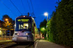 Pünktlich zur blauen Stunde wartet eine NF8U-Traktion bestehend aus den Wagen 3312 und 3370 darauf, als Linie U72 zurück nach Düsseldorf zu fahren.